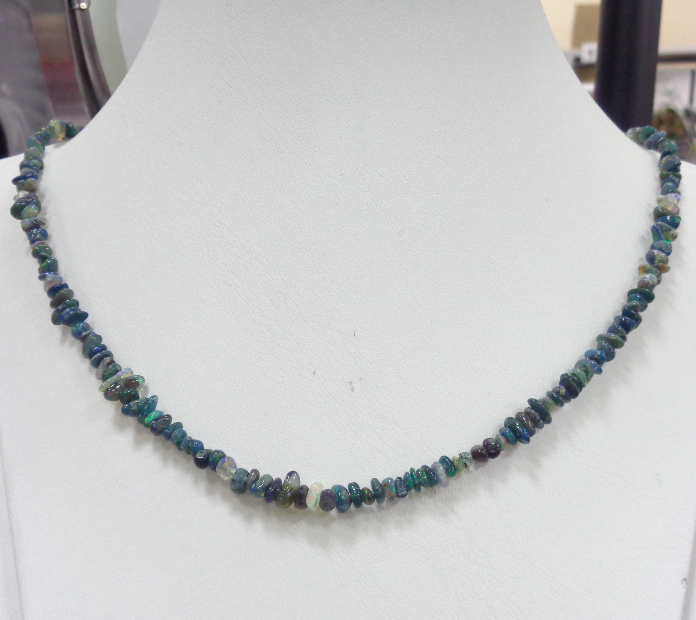 Бусы из опала